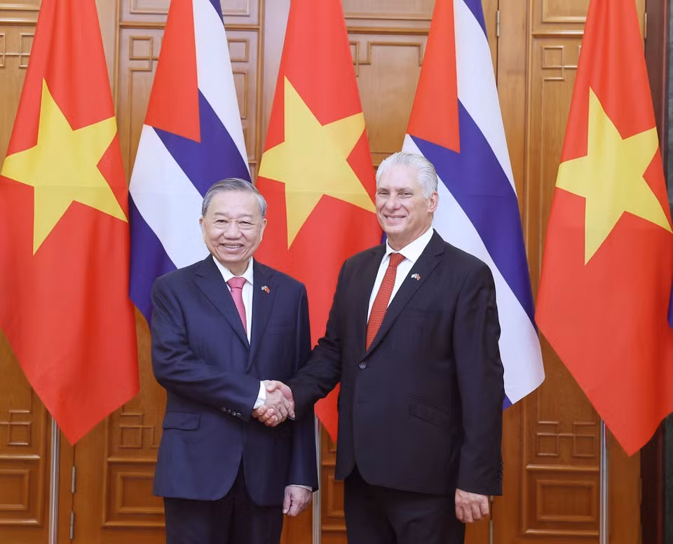越共中央总书记苏林欢迎古共中央第一书记、古巴共和国主席米格尔·迪亚斯—卡内尔·贝穆德斯来越访问。图自越通社