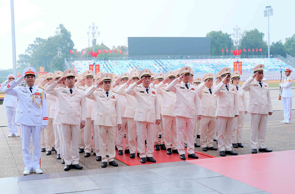 中央公安部党委代表团缅怀胡志明主席。图自越通社