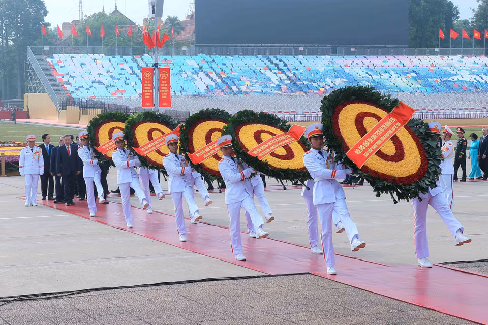 值此越南社会主义共和国国庆80周年（1945年9月2日－2025年9月2日）之际，2025年9月1日上午，越南党和国家领导人前往胡志明主席陵瞻仰胡主席遗容并敬献花圈。图自越通社