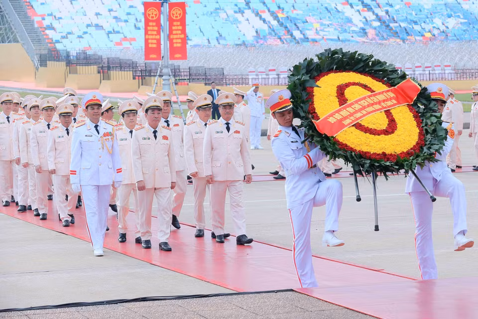中央公安部党委代表团敬献花圈，缅怀胡志明主席。图自越通社