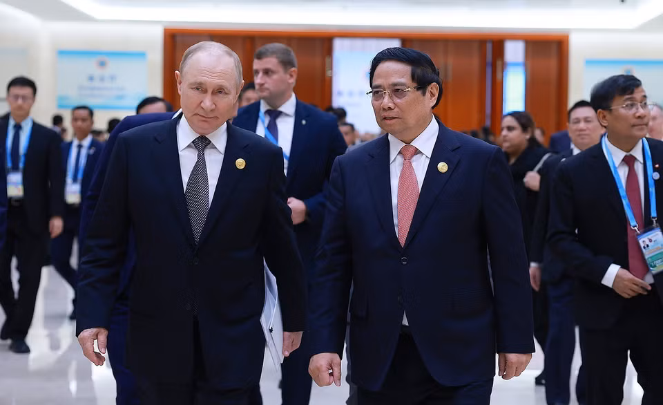 在中国天津出席上海合作组织峰会期间，9月1日，越南政府总理范明政会见了俄罗斯总统弗拉基米尔·普京。图自越通社