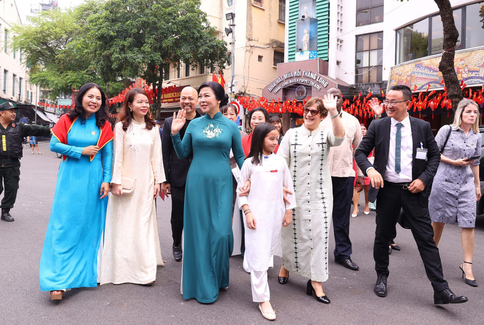 两位夫人参观还剑湖步行街。图自越通社