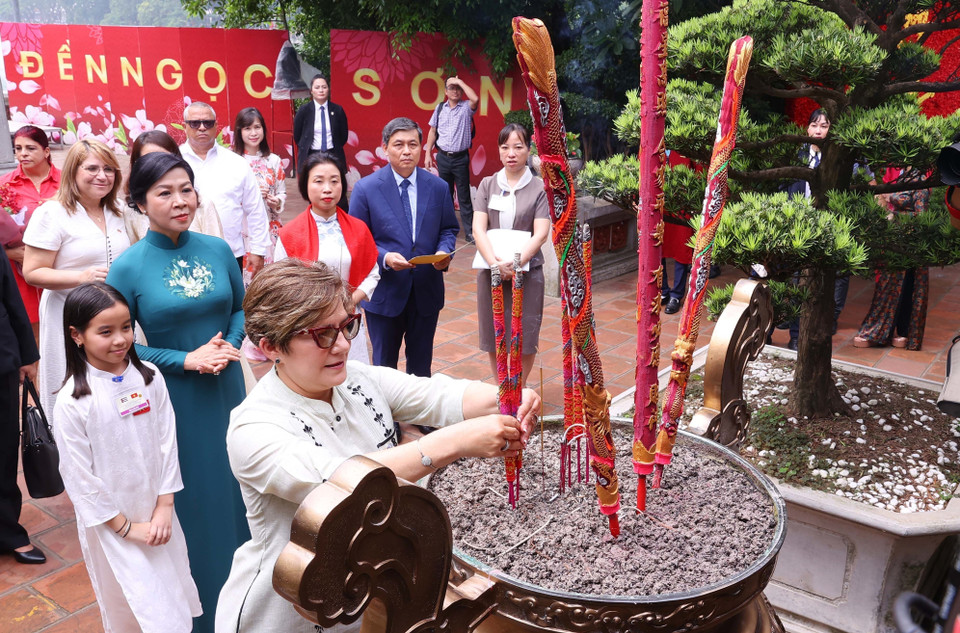 两位夫人及随行代表团在玉山祠敬香。图自越通社图自越通社