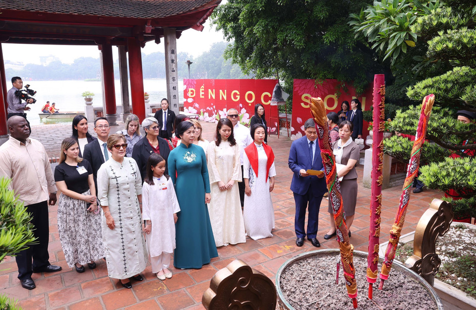两位夫人及随行代表团在玉山祠敬香。图自越通社