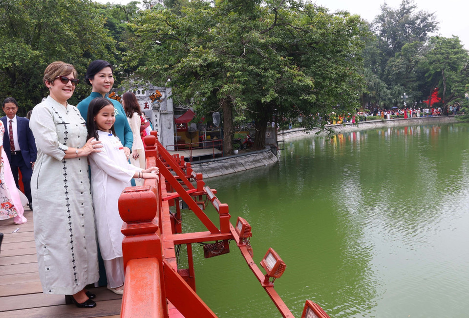 两位夫人及随行代表团参观玉山祠。图自越通社