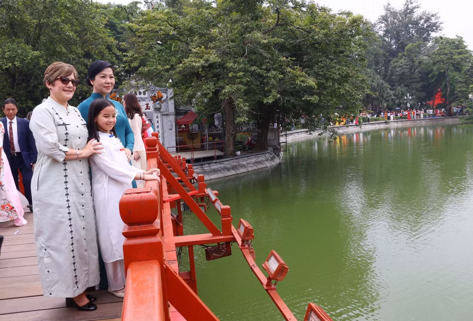 两位夫人及随行代表团参观玉山祠。图自越通社
