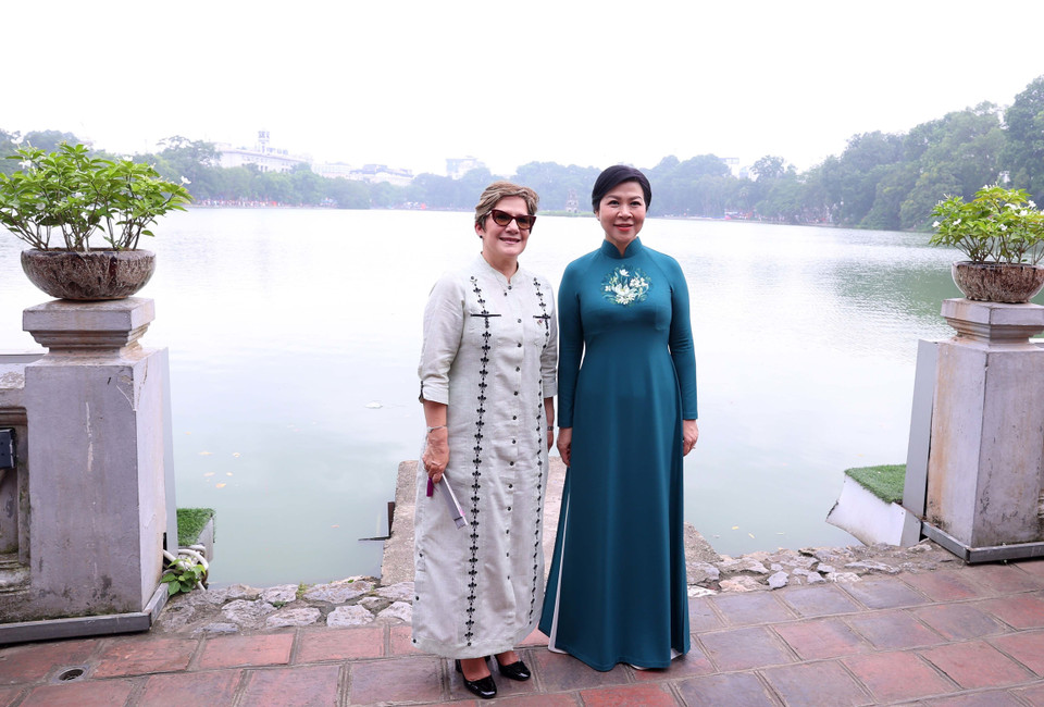 越共中央总书记夫人吴芳璃与古共中央第一书记、古巴共和国主席夫人丽丝·奎斯塔·佩拉萨在玉山祠合影。图自越通社