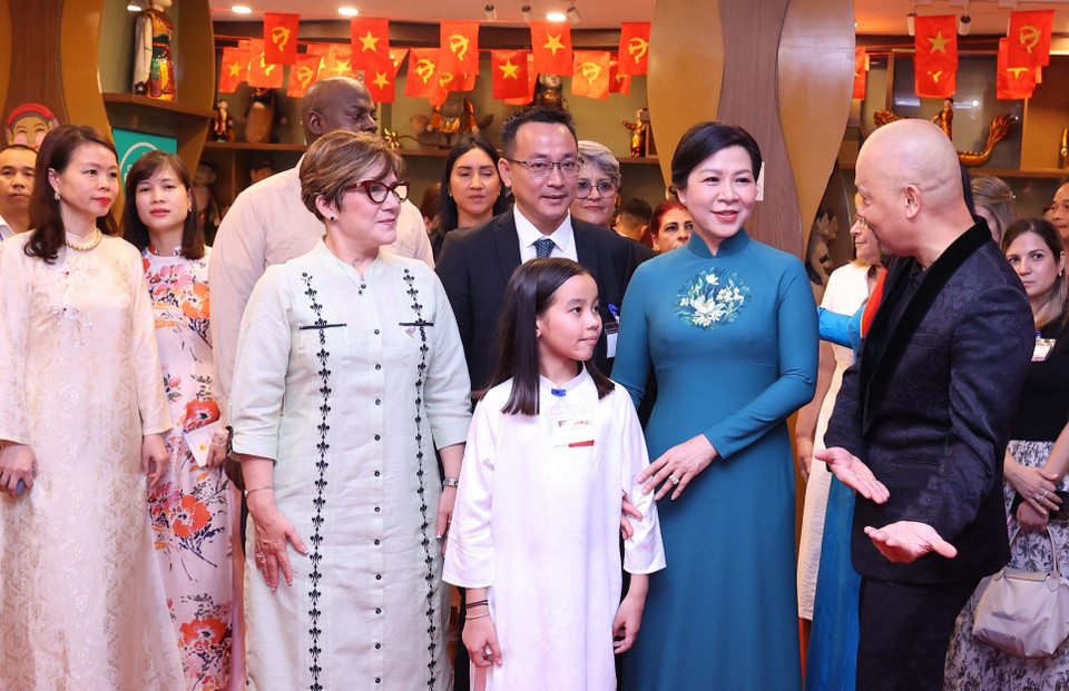 越共中央总书记苏林夫人吴芳璃与古共中央第一书记、古巴共和国主席夫人丽丝·奎斯塔·佩拉萨前来升龙水上木偶剧院了解水上木偶戏。图自越通社