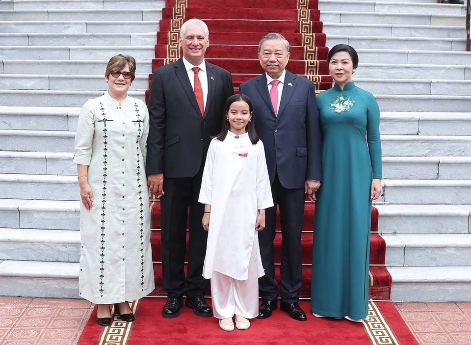 越共中央总书记苏林和夫人吴芳璃与古共中央第一书记、古巴共和国主席米格尔·迪亚斯—卡内尔·贝穆德斯及夫人丽丝·奎斯塔·佩拉萨合影。图自越通社