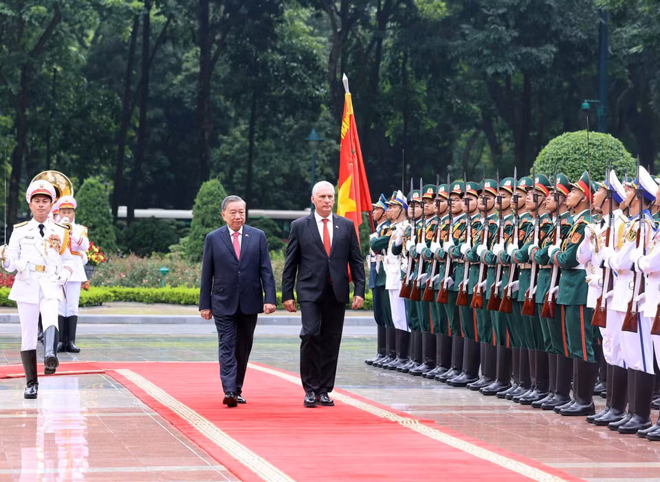越共中央总书记苏林与古共中央第一书记、古巴共和国主席米格尔·迪亚斯—卡内尔·贝穆德斯检阅仪仗队。图自越通社