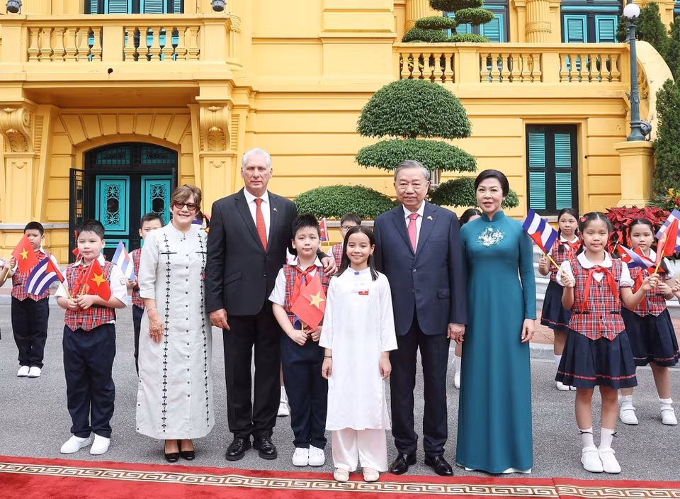 越共中央总书记苏林和夫人吴芳璃与古共中央第一书记、古巴共和国主席米格尔·迪亚斯—卡内尔·贝穆德斯及夫人丽丝·奎斯塔·佩拉萨合影。图自越通社