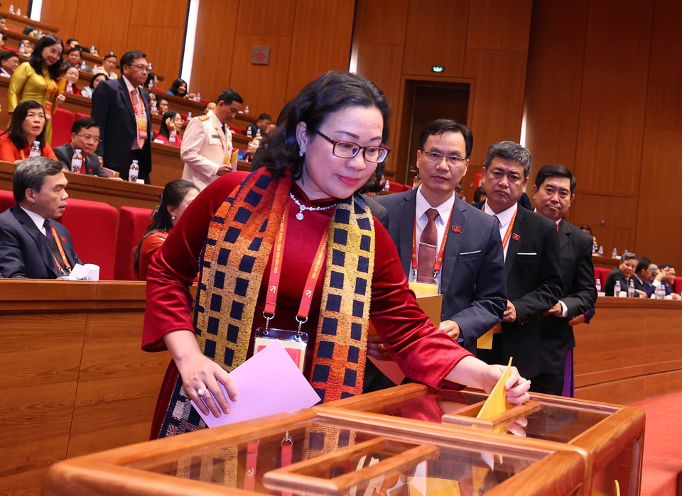 与会代表投票选举越南共产党第十四届中央委员会。图自越通社