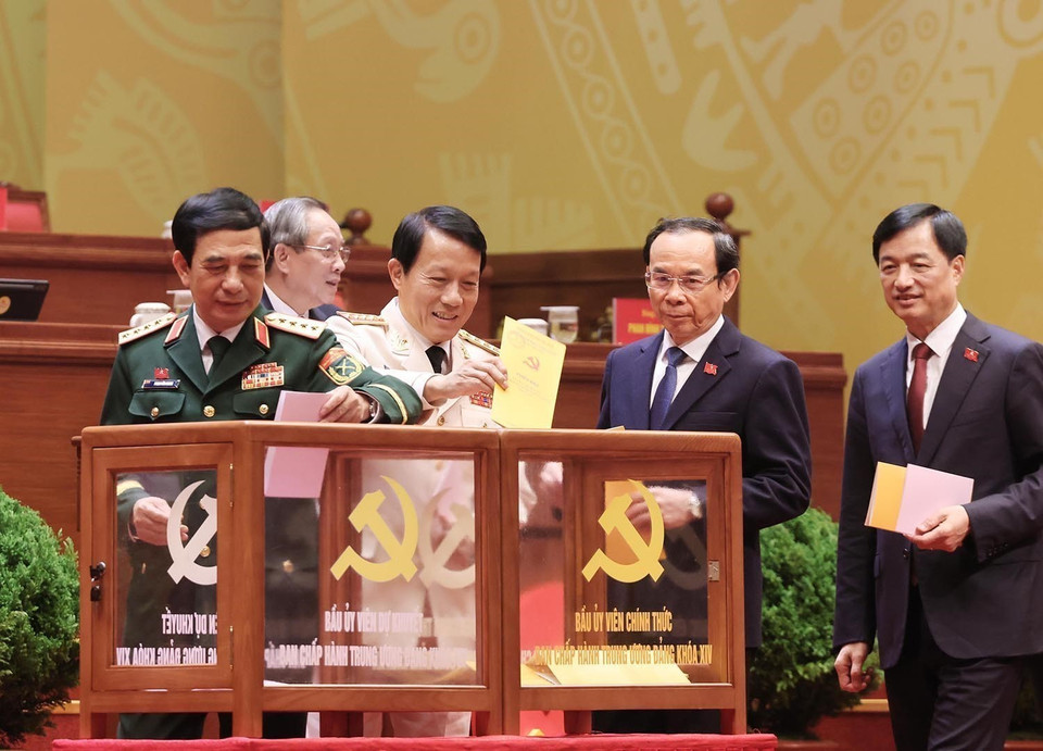 越南党和国家领导人投票选举越南共产党第十四届中央委员会。图自越通社