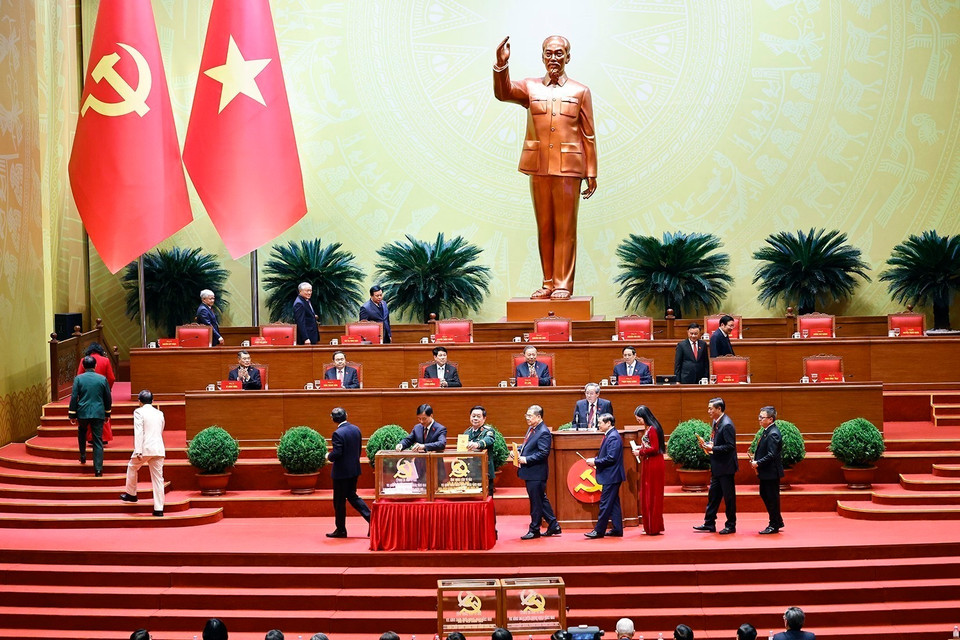 越南党和国家领导人投票选举越南共产党第十四届中央委员会。图自越通社