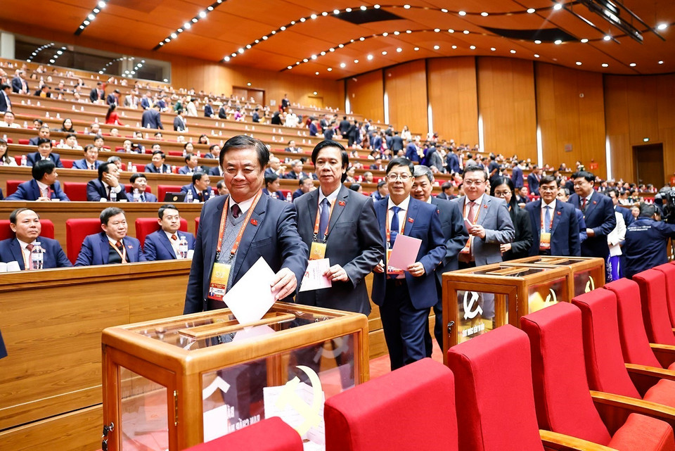 与会代表投票选举越南共产党第十四届中央委员会。图自越通社