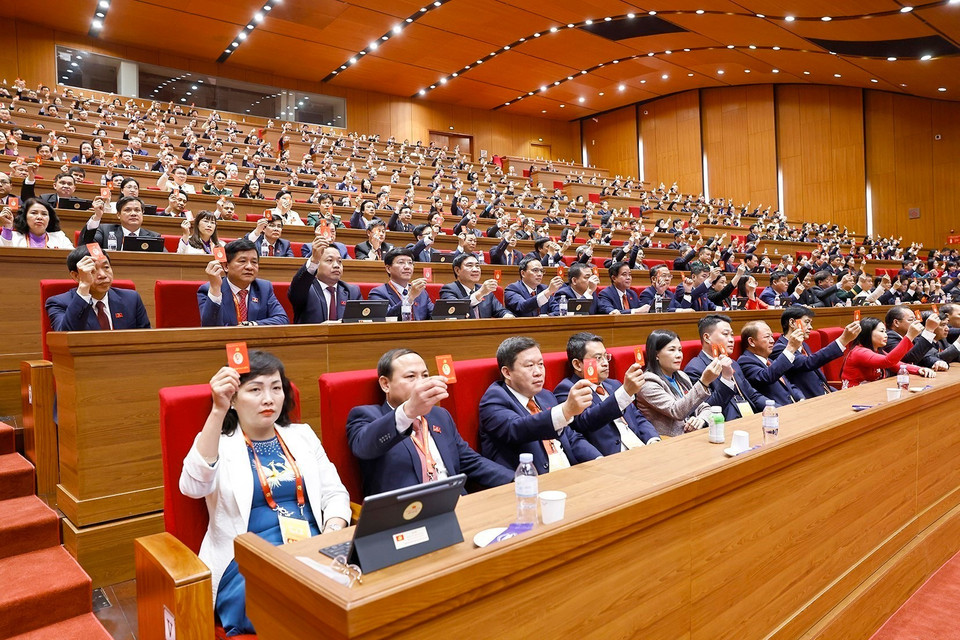 大会表决通过越南共产党第十四届中央委员会委员人数。图自越通社