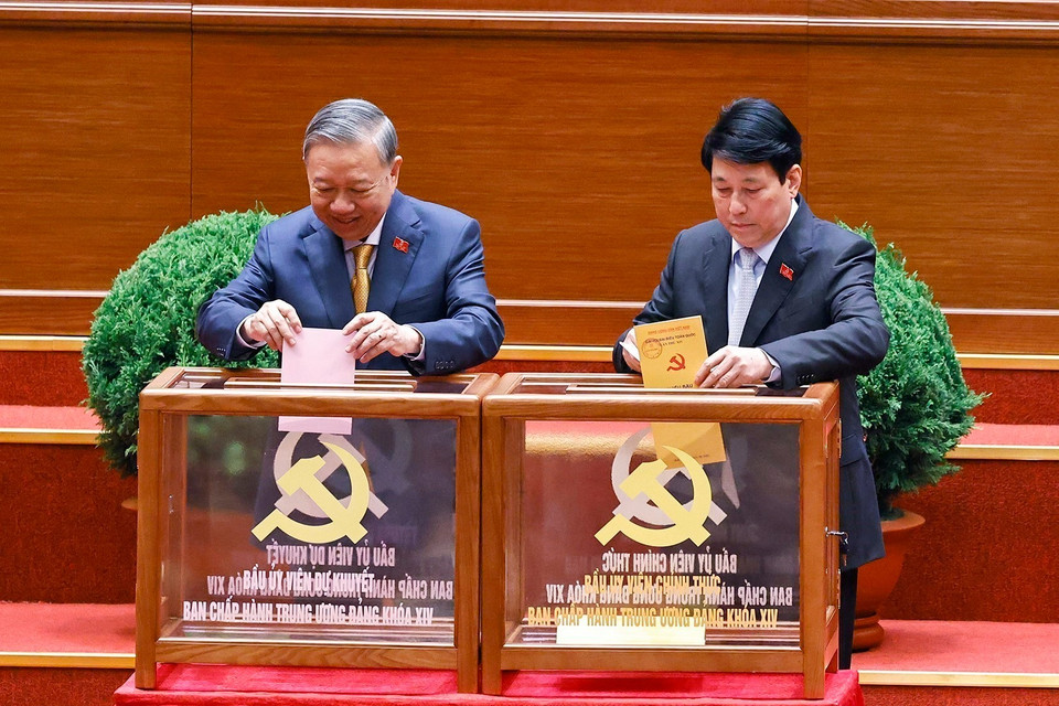 越南党和国家领导人投票选举越南共产党第十四届中央委员会。图自越通社