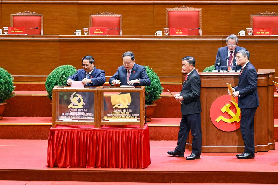 越南党和国家领导人投票选举越南共产党第十四届中央委员会。图自越通社