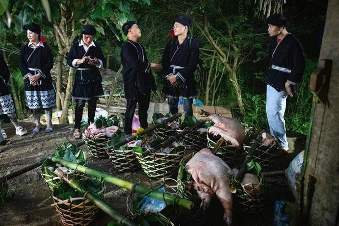 男方家在迎亲仪式当晚向女方家奉上礼品，礼品包括猪肉、糕点、酒、鸡和盐等。图自越通社