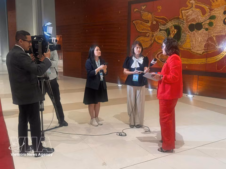 越通社记者在《联合国打击网络犯罪公约》（下称《河内公约》）开放签署仪式现场进行报道（2025年10月）。图自越通社