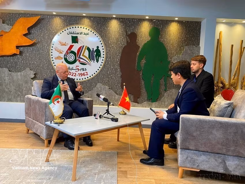 值此纪念奠边府大捷70周年之际，越通社《VietnamPlus》电子报记者采访了阿尔及利亚退伍军人事务部莱德·雷比加（Laid Rebiga）。图自越通社