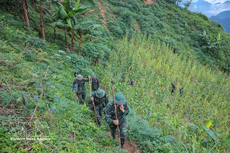 崎岖险峻的山地地形给遗骸搜寻队队员前往搜索地点的行程带来了重重困难。图自越通社