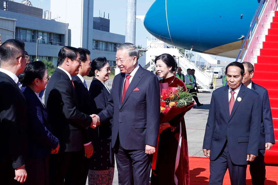 越南共产党中央委员会总书记苏林和夫人吴芳璃率领越南高级代表团抵达老挝万象瓦岱国际机场，应老挝人民革命党中央委员会总书记、老挝国家主席通伦·西苏里及夫人的邀请对老挝进行国事访问，出席老挝国庆50周年庆典，并共同主持越南共产党与老挝人民革命党高层会晤。图自越通社