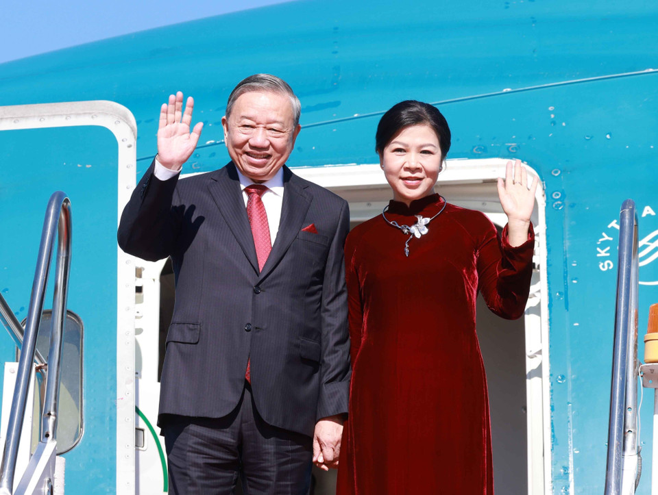 越南共产党中央委员会总书记苏林和夫人吴芳璃率领越南高级代表团抵达老挝万象瓦岱国际机场。图自越通社