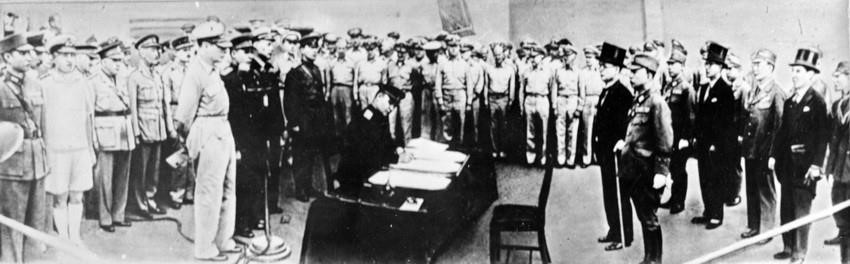 日本投降的签字仪式是在东京湾的美国战列舰“密苏里号”上举行的。1945年9月2日上午9时,在停泊于日本东京湾的美国战列舰“密苏里号”上,举行了隆重的受降仪式。图片来源:国际资料/越通社