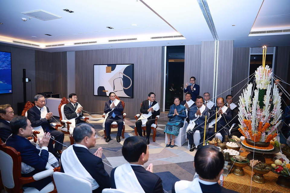 越共中央总书记苏林与越南党和国家领导人出席由老挝人民革命党中央总书记、国家主席通伦·西苏里主持的老挝传统的栓线祈福仪式。图自越通社