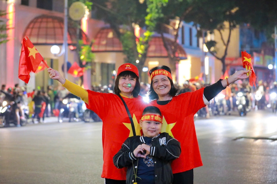 越南首都人民兴高采烈涌向市中心各条街道，挥着国旗、庆祝这场胜利。图自越通社