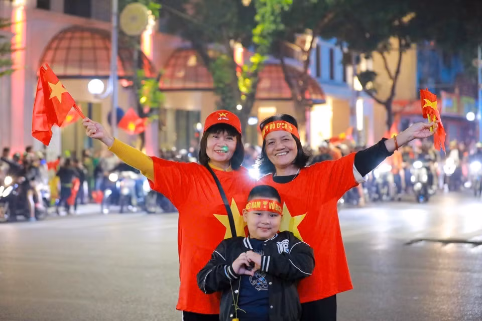 越南首都人民兴高采烈涌向市中心各条街道，挥着国旗、庆祝这场胜利。图自越通社