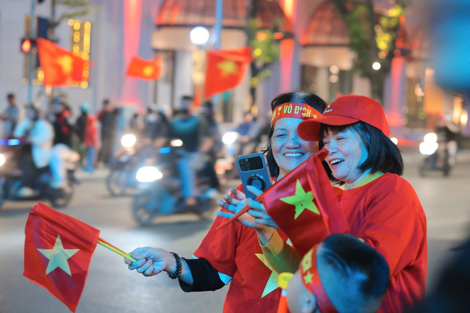 越南首都人民兴高采烈涌向市中心各条街道，挥着国旗、点燃烟火、吹响喇叭，庆祝这场胜利。图自越通社