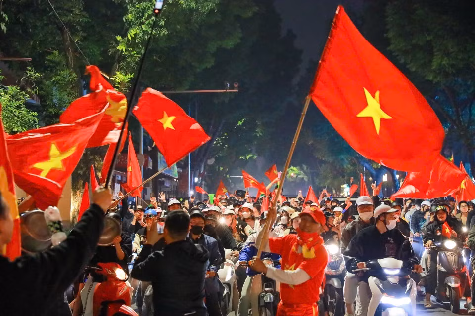 越南首都人民兴高采烈涌向市中心各条街道，挥着国旗、点燃烟火、吹响喇叭，庆祝这场胜利。图自越通社
