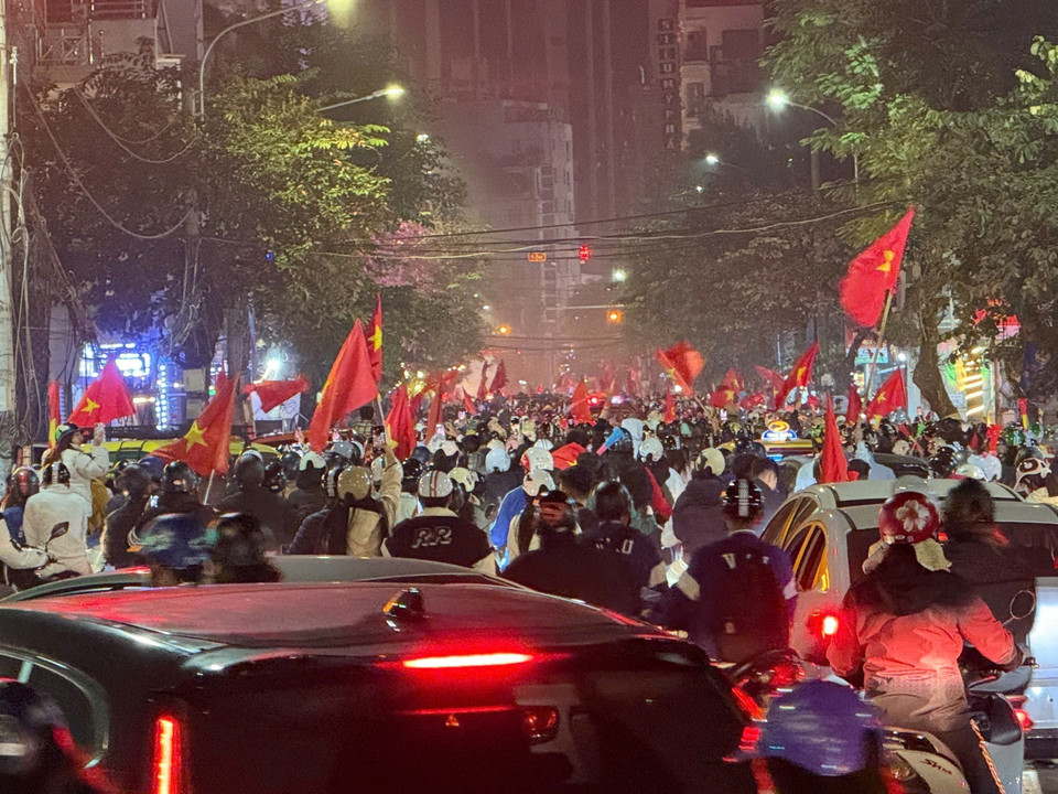 海防市勒查街上，成千上万的民众走上街头庆祝越南男子足球队的胜利。图自越通社