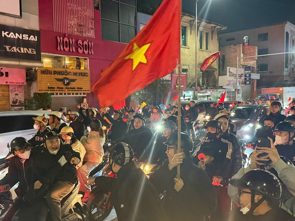 海防市勒查街上，成千上万的民众走上街头庆祝越南男子足球队的胜利。图自越通社