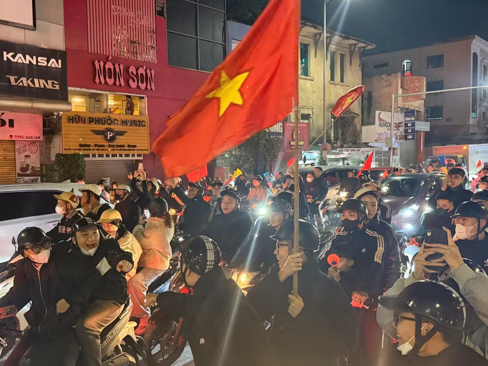 海防市勒查街上，成千上万的民众走上街头庆祝越南男子足球队的胜利。图自越通社
