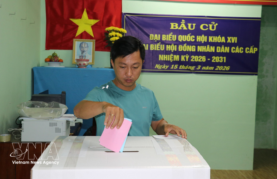 同塔省新富东乡居民一大早前来投票点，参加国会代表及各级人民议会代表投票选举。图自越通社