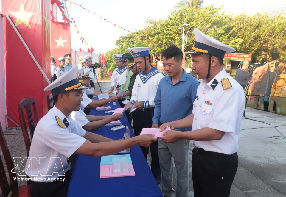 居民和干部、战士在长沙特区第十四号投票站参加投票。图自越通社