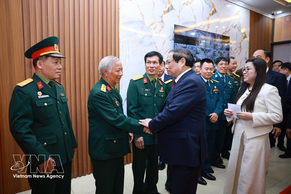 2026年3月15日上午，越南政府总理范明政检查第十六届越南国会代表和2026—2031年任期各级人民议会代表选举的准备和投票工作情况（地点为河内西湖坊第21号投票站）。图自越通社