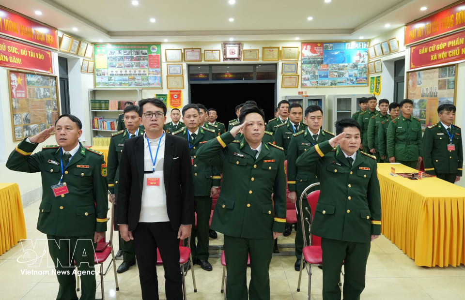 在全国选民共同洋溢着热烈喜庆氛围中，2026年3月15日上午，驻扎在遥山（Dào San）边境地区的遥山边防哨所33名选民参加投票，选举第十六届越南国会代表和各级人民议会代表（2026—2031年任期）。图自越通社