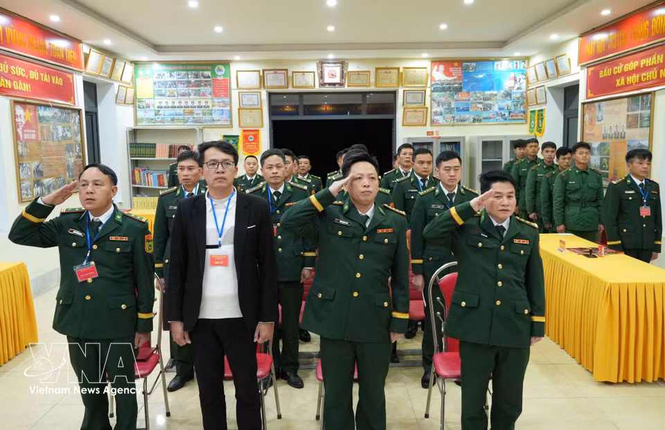 在全国选民共同洋溢着热烈喜庆氛围中，2026年3月15日上午，驻扎在遥山（Dào San）边境地区的遥山边防哨所33名选民参加投票，选举第十六届越南国会代表和各级人民议会代表（2026—2031年任期）。图自越通社