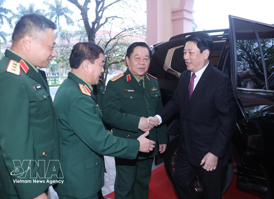 越南国家主席梁强在河内还剑坊第二十六号投票站参加投票。图自越通社