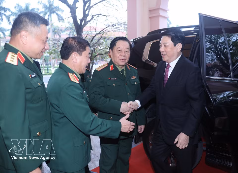 越南国家主席梁强在河内还剑坊第二十六号投票站参加投票。图自越通社