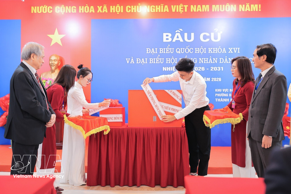 河内大穆坊第十六号投票站的选民在投票前检查投票箱并进行封存。图自越通社