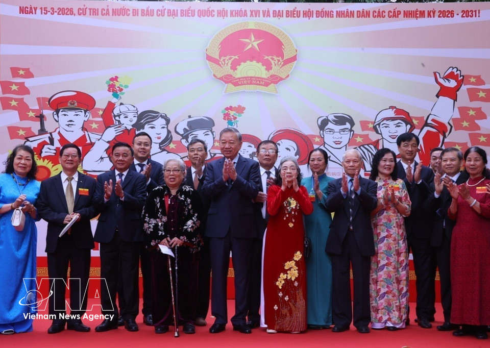 越共中央总书记苏林与选民在巴廷坊第二号投票站交流。图自越通社