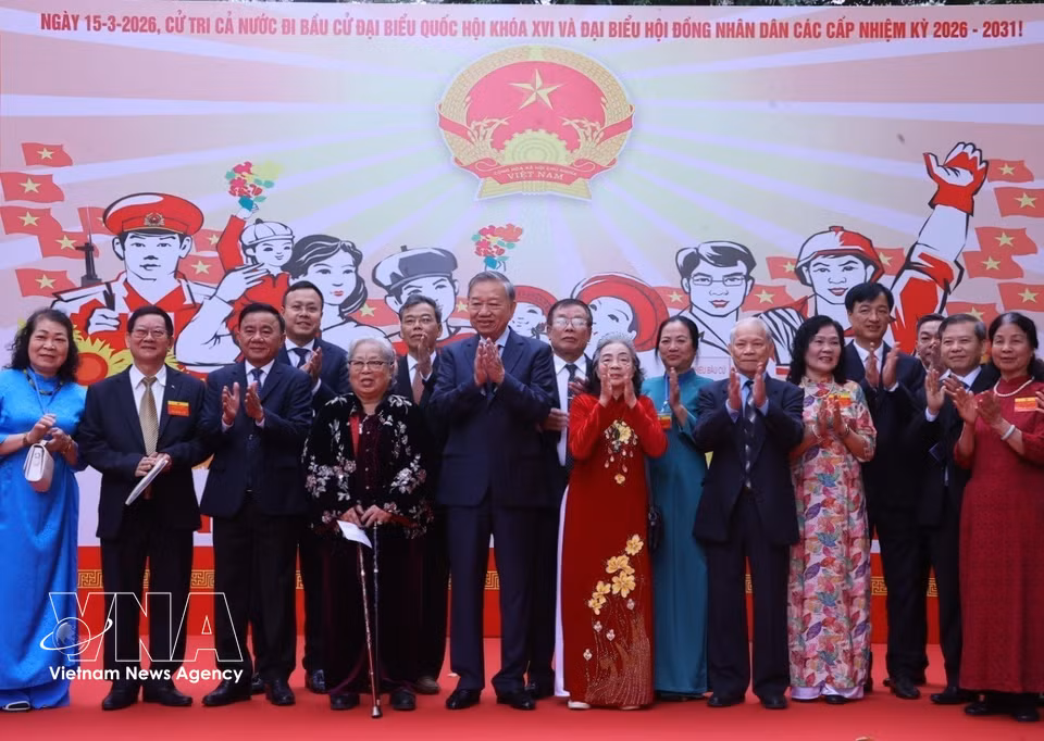 越共中央总书记苏林与选民在巴廷坊第二号投票站交流。图自越通社