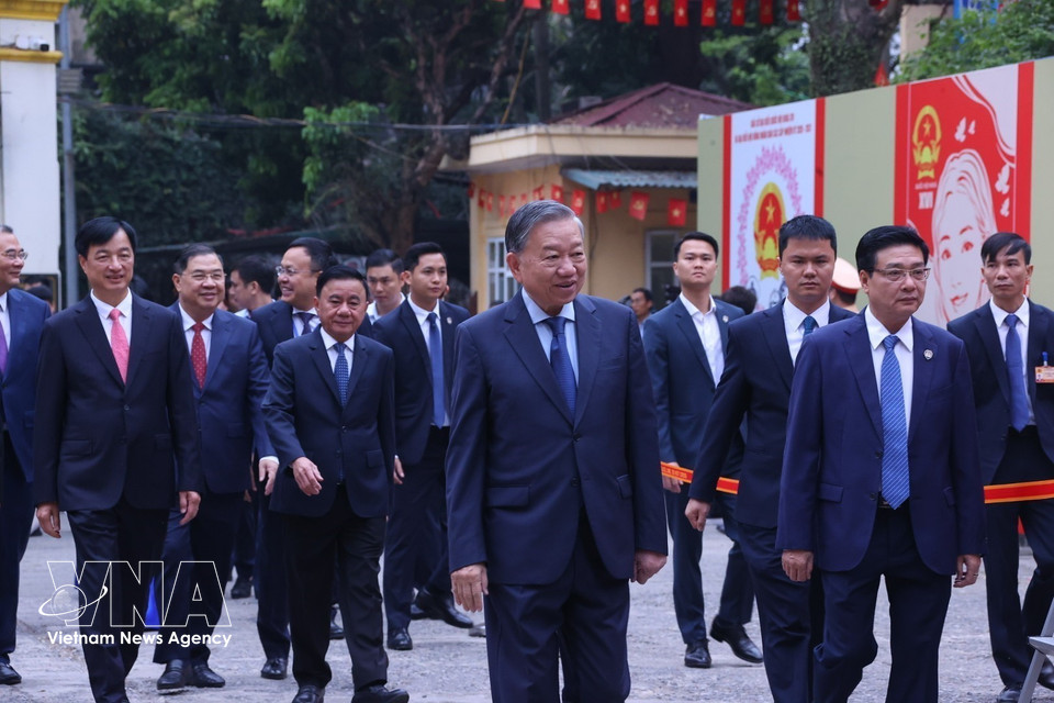 越共中央总书记苏林莅临巴廷坊第二号投票站。图自越通社