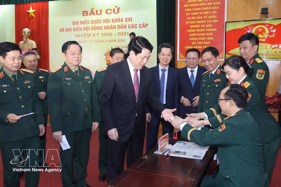 越南国家主席梁强在河内还剑坊第二十六号投票站参加投票。图自越通社
