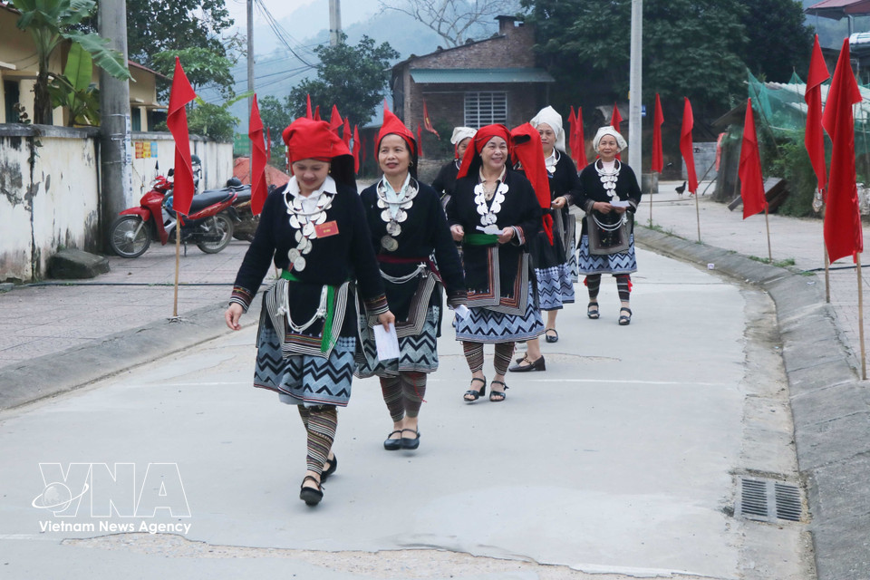 太原省丰光乡第二号投票站的选民从各条道路汇聚而来，踊跃前往投票站行使公民权利。图自越通社